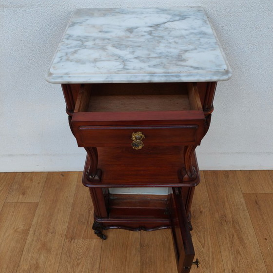 Image 1 of Table de chevet ancienne vintage avec plateau en marbre
