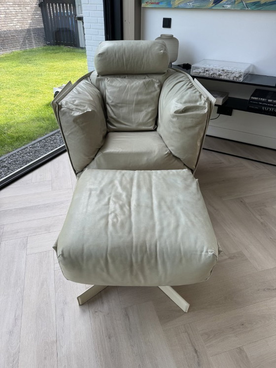 Image 1 of Sillón giratorio Piet Boon Heit con otomana y cojín decorativo.