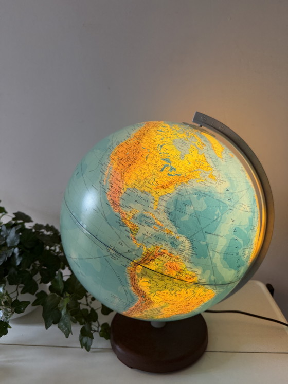Image 1 of globe terrestre vintage