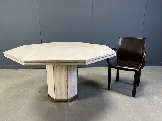 Image 1 of Table à manger octogonale italienne en travertin et laiton des années 1970