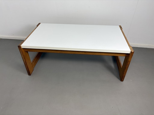 Vintage-Couchtisch aus Kiefernholz mit weißer Melaminplatte. Design: Yngve Ekström für Swedese.