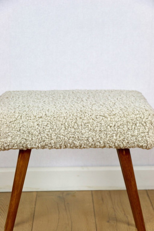 Taburete alto con asiento de bouclé beige y patas redondas de haya de los años 70.