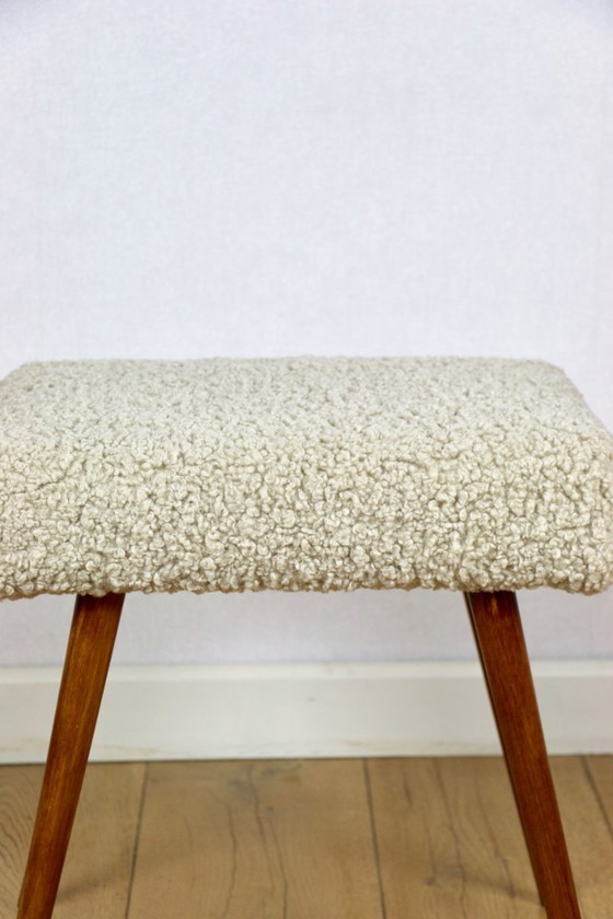 Image 1 of Taburete alto con asiento de bouclé beige y patas redondas de haya de los años 70.
