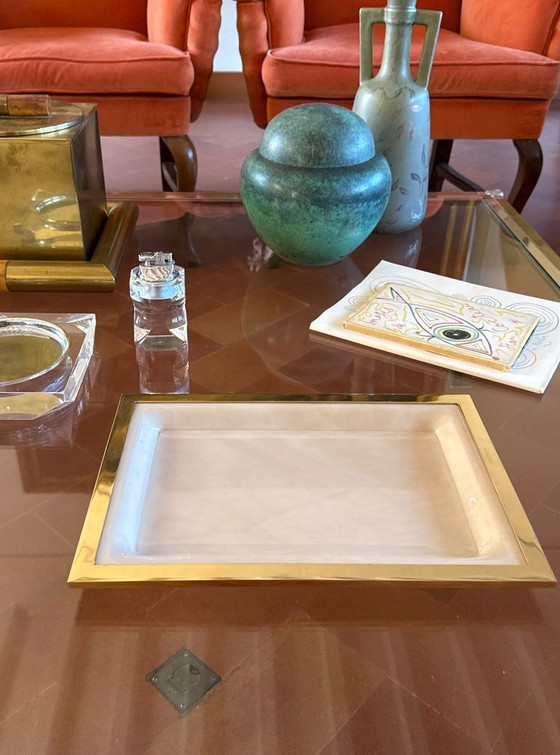 Plateau en lucite couleur crème Hollywood Regency, Italie années 1970, Objets déco, Laiton, Verre, Doré (photo 4 sur 11)