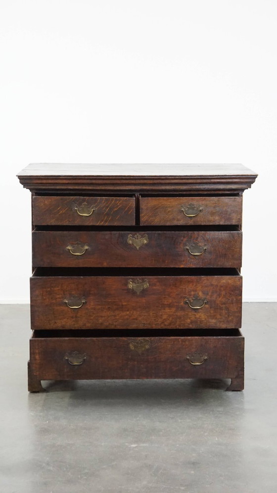 Image 1 of Cómoda inglesa antigua del siglo XVIII fabricada en roble con 5 cajones.