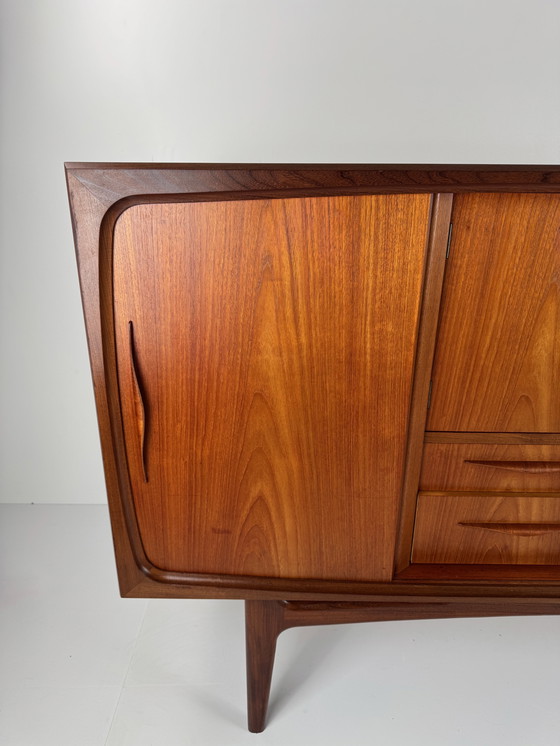Image 1 of Deens Mid-Century Teak Dressoir – Uitzonderlijk vakmanschap en gebeeldhouwde elegantie