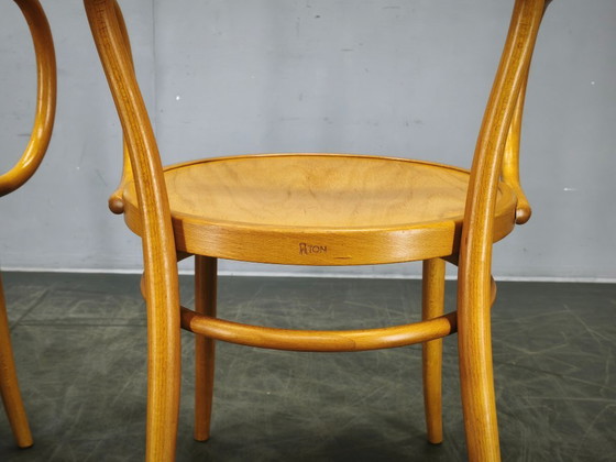 Image 1 of Silla de comedor con brazos TON Modelo 209 de madera curvada de haya, estilo checo, ideal para cafeterías y restaurantes.
