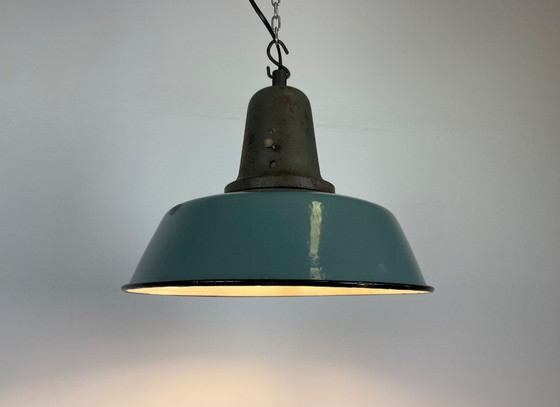 Image 1 of Industrielle Fabriklampe mit emaillierten Produkten und gusseisernem Aufsatz, 1960er Jahre