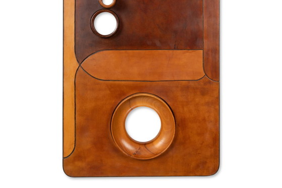 Image 1 of Krukjes en wandlamp van kersenhout en leer. Jaren 70.