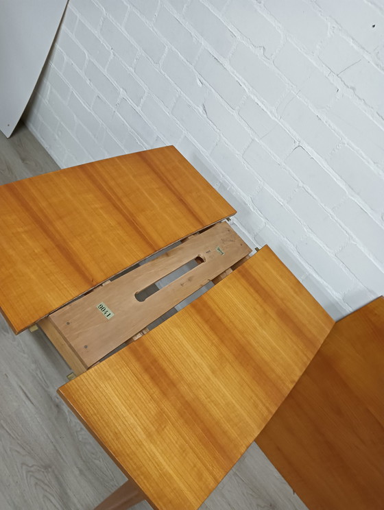 Image 1 of Extendable table