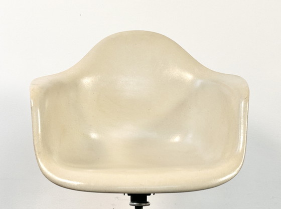 Silla Herman Miller DAT Fibra de Vidrio Herman Miller Milacron Años 60 – Sillas giratorias, Fiberglass (photo 6 of 10)