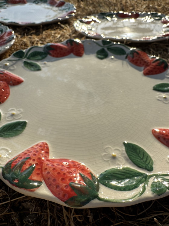Image 1 of Assiettes barbotine fraises Longchamp anciennes