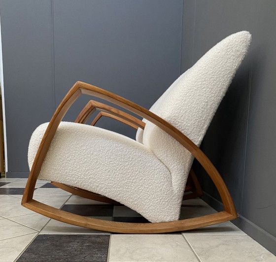 Image 1 of Deux grands fauteuils à bascule très confortables, retapissés en bouclette blanche.