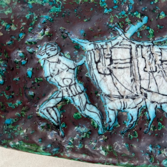 Image 1 of Piatto scultoreo in ceramica con scena di buoi - Studio Titano, San Marino, 1960