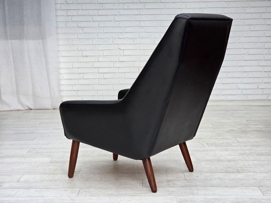 Image 1 of Deense fauteuil met hoge rugleuning uit de jaren 70, zwart kunstleer, poten van teakhout.