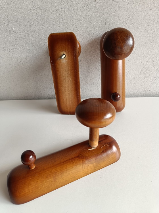 Image 1 of Coppia di grandi ganci da parete vintage in legno con gancio di ricambio in omaggio, Italia, anni '70.