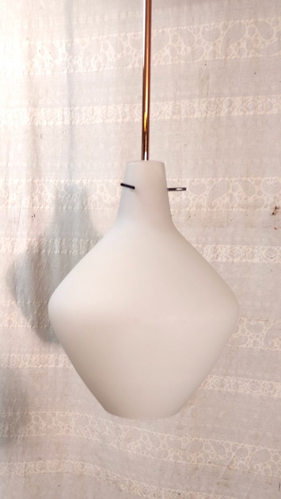 Image 1 of Lampada a sospensione a globo opalino con montatura in ottone - anni '50/'60
