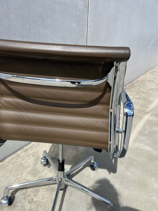 Vitra Eames EA117 leather office chair