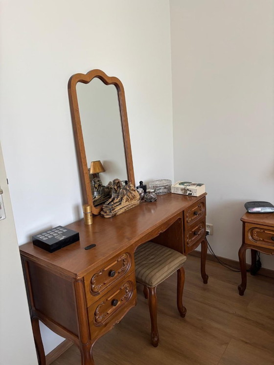 Image 1 of Vintage kaptafel, klassieke look met spiegel en kruk.