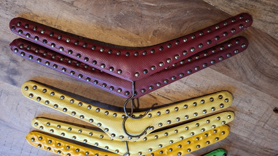Image 1 of Vintage kledinghangers van skai met metalen studs uit de jaren 50/60diverse kleuren 