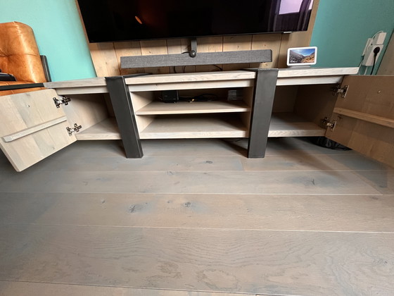 Image 1 of Stilvoller TV-Schrank aus Eiche und Stahl – grau gewaschene Oberfläche – 162 cm breit