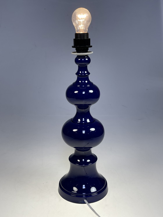 Image 1 of Lampe de table, base en faïence bleue, abat-jour fleuri. Allemagne 1980's