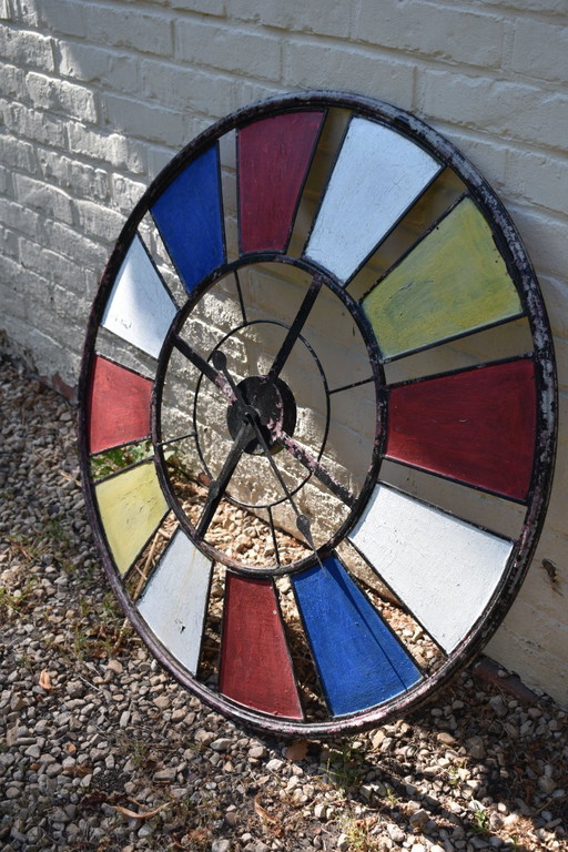 Große mondrianische Metalluhr