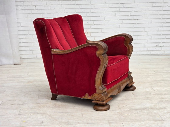 Image 1 of Deense relaxfauteuil uit de jaren 50, bekleed met velours en gesneden eikenhout.