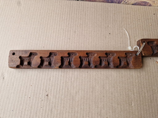 Regal mit antiken Zuckerfiguren