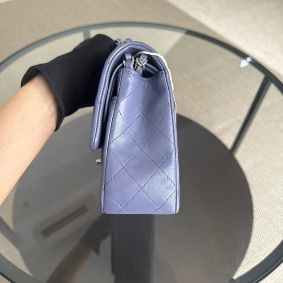 Image 1 of Chanel Classic Flap Medium - 25 cm, gestepptes Lammleder, Lavendel, silberfarbene Beschläge, Serie 15