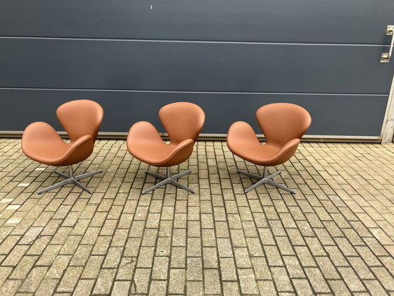 Image 1 of 3 sillas Swan de Fritz Hansen, de cuero color coñac, ¡en perfecto estado!