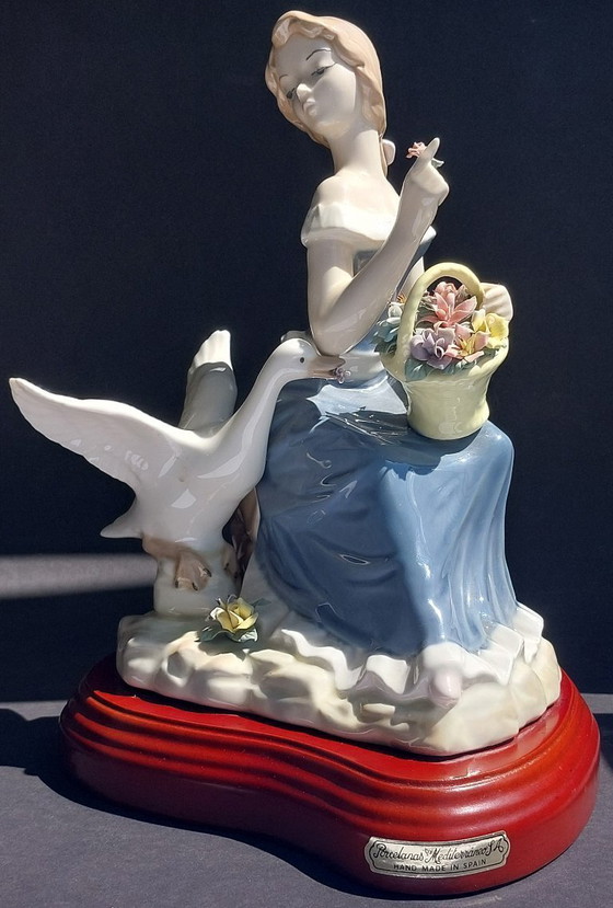 Image 1 of Large porcelain figurine: Lady with a goose and basket of flowers