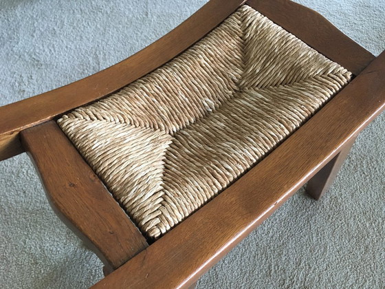 Image 1 of Fußhocker oder Hocker aus massiver Eiche mit geschwungener Sitzfläche aus Binsen