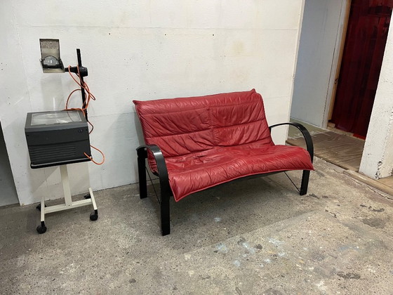 Divano Polhem vintage IKEA – Design Tord Björklund, pelle rossa – Divani 2 posti, Leather, Metal (photo 5 of 5)