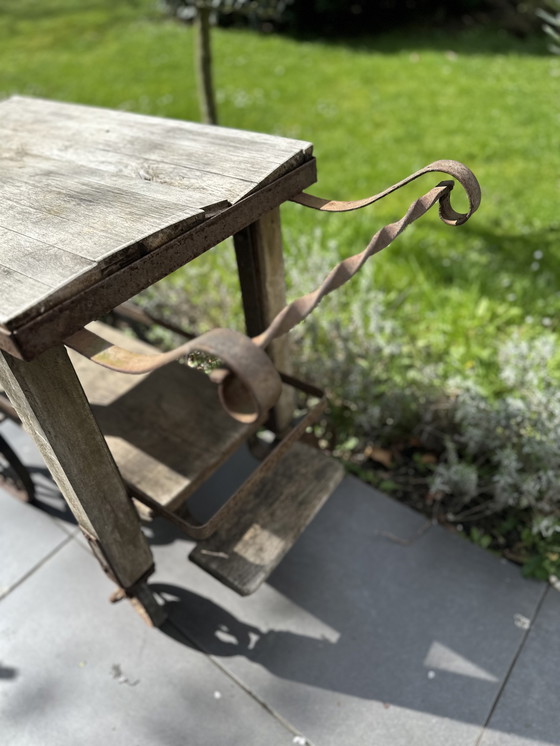 Image 1 of Carrello da giardino rustico antico – Carrello di servizio in legno e ferro battuto con ruote a voluta (circa 1920-40)