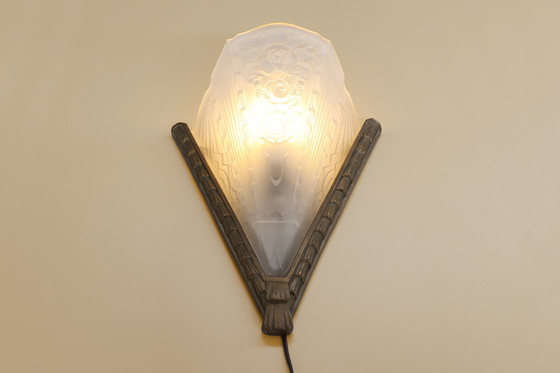Image 1 of Franse Art Deco wandarmatuur met matte, geperst glazen kap, jaren 1920