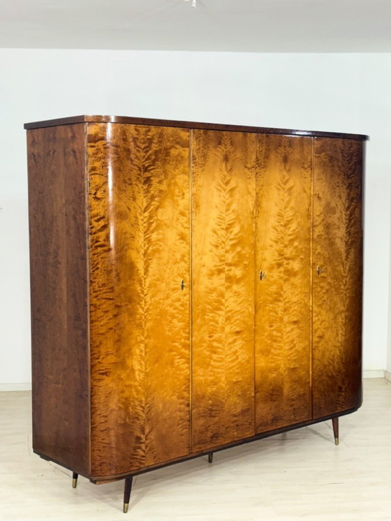 Image 1 of Zeer mooie houten kledingkast/linnenkast uit het midden van de vorige eeuw, in vintage stijl.