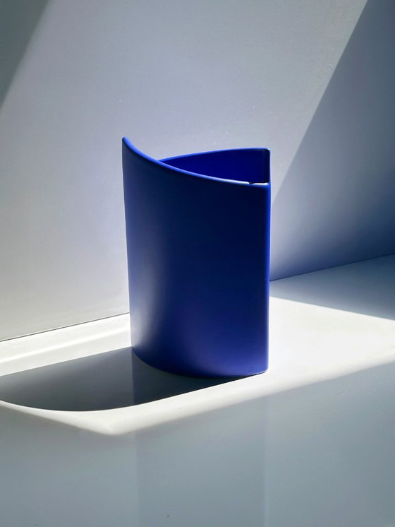 Image 1 of Vintage blauwe ASA vaas Elypse bloemenvaas kobaltblauw postmodern keramiek Memphis Milano jaren 90 1990 Duitsland Swirl