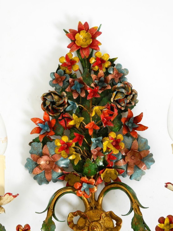 Image 1 of Une paire de magnifiques appliques murales en métal doré et peint à la main, datant des années 1960, signées Hans Möller.