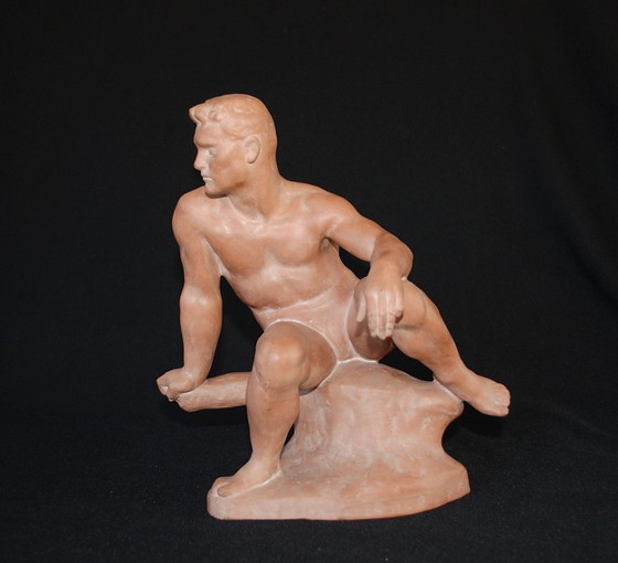 Image 1 of Nackter Mann sitzt auf einem Felsbrocken. Künstler: Jenö Grantner (1907–1983)