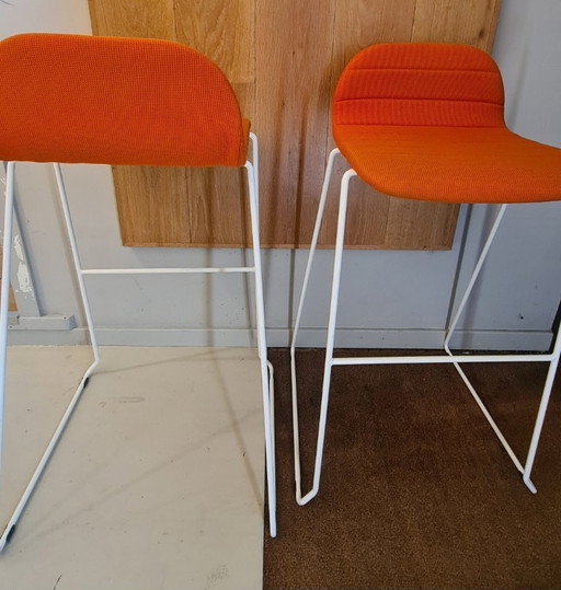 2 bar stools