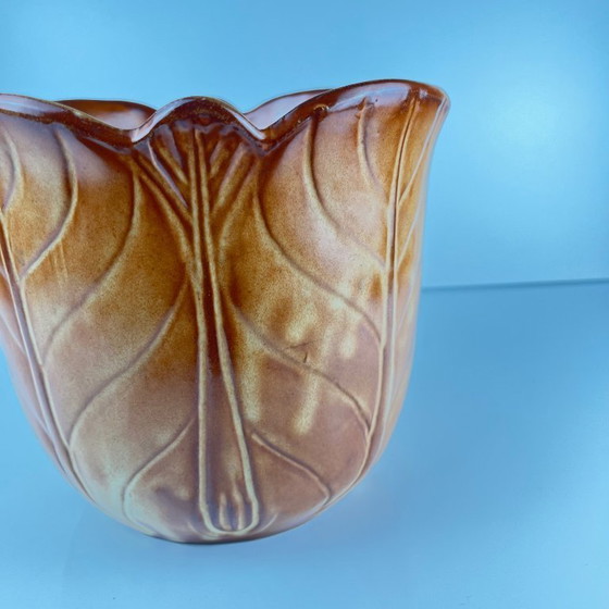 Image 1 of Macetero de barro marrón con efecto de hojas acanaladas, 1960/70