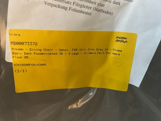 Image 1 of 8 sedie da pranzo Vitra Mikado, tessuto: Volo grigio ferro. Struttura verniciata a polvere basic dark. Nuove.
