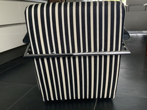 Image 1 of 2 Scylla stoelen van Leolux. 