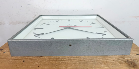 Image 1 of Reloj de pared cuadrado gris grande de Pragotron, años 70