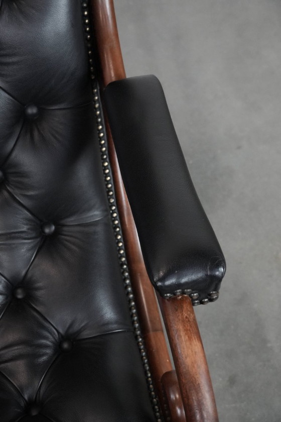 Image 1 of Poltrona Chesterfield in pelle di vacchetta nera, classica e confortevole, in buone condizioni