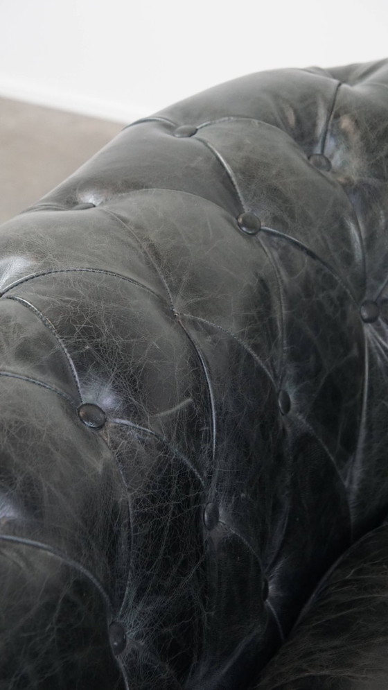 Image 1 of Ampia poltrona Chesterfield in pelle di mucca nera