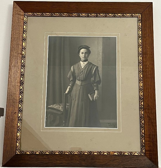 Image 1 of Echte lijst in Wilhelminische stijl met originele foto en passe-partout rond 1900