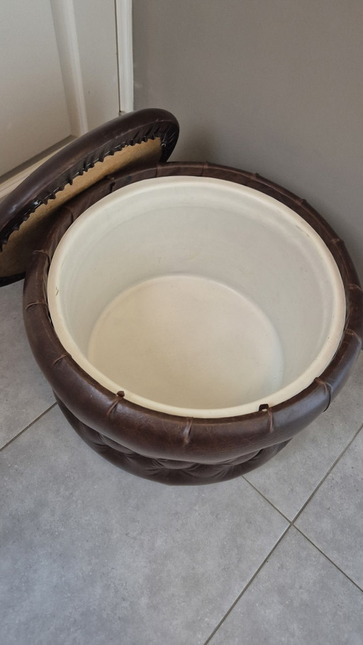 Vintage Gecapitonneerde Opbergpoef – hockers en poefs, Plastic, Skai (photo 2 of 9)