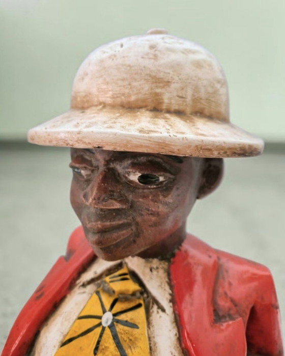 Image 1 of Afrikaner mit dickem Bauch und tropischem Helm